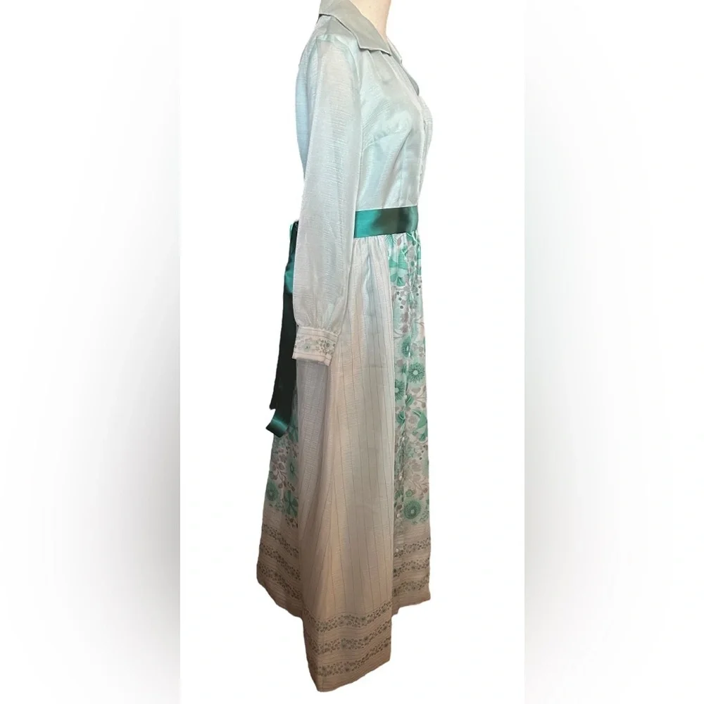 1970s Alfred Shaheen hostess dress with dagger collar. - Picture 3 of 13